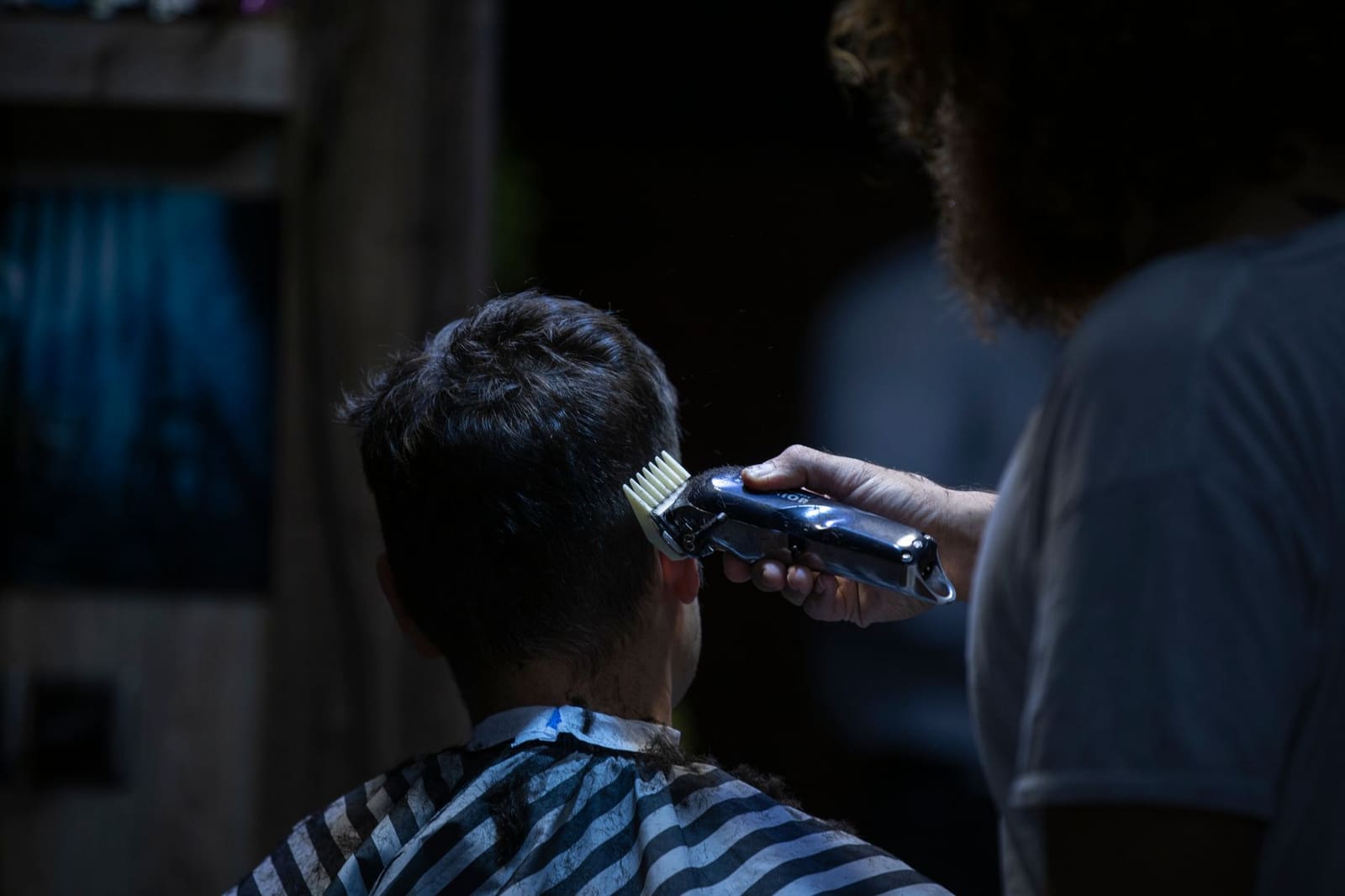 Majstor Barberove uz stolicu za šišanje